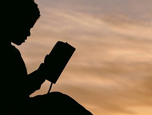 aaron-burden-6jYoil2GhVk-unsplash
